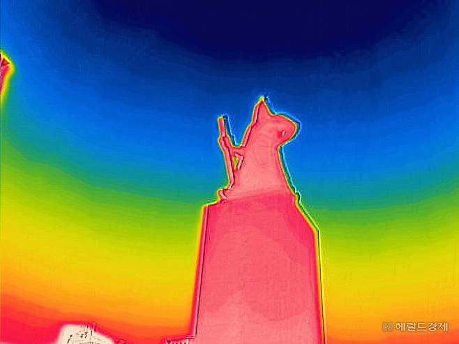 서울 지역에 폭염경보가 발효 중인 8일 오전 서울 종로구 광화문광장 내 이순신 장군 동상이 열기로 인해 빨간색을 나타내고 있다. 임세준 기자
