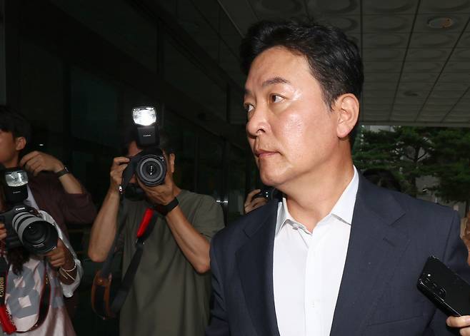 김성훈 전 대통령경호처 차장이 지난 3일 내란특검 조사를 받기 위해 서초구 서울고검으로 들어서고 있다. [연합]