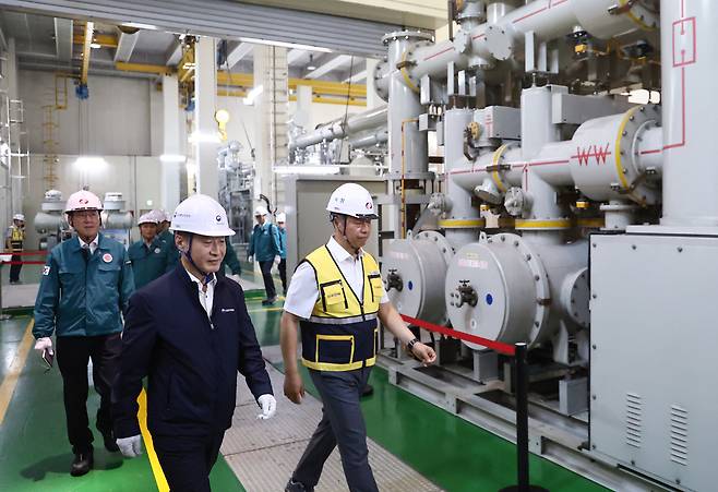 이호현 산업통상자원부 2차관이 8일 서울 신양재 변전소에서 전력수급 관련 현장점검을 하고 있다. [연합]