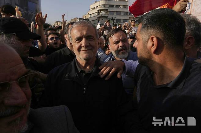 [테헤란=AP/뉴시스] 마수드 페제시키안 이란 대통령(가운데)이 지난 22일(현지 시간) 미국의 이란 핵 시설 공격 이후 테헤란에서 열린 시위에 참석하고 있다. 2025.06.25.