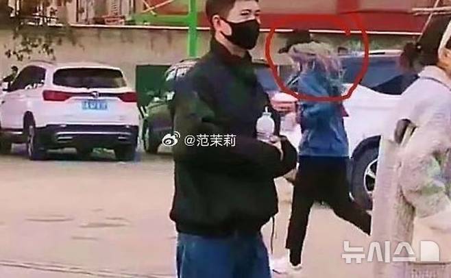 [서울=뉴시스] 중국에서 한 여성이 남성에게 고급회계사 시험에서 가발과 가면으로 변장하게 한 것이 걸려 퇴학위기에 처해졌다. (사진=SCMP) 07.05.