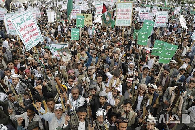 [사나=AP/뉴시스] 예멘의 친이란 후티반군은 7일(현지 시간) 홍해 해역에서 발생한 라이베리아 선적 화물선 '매직 시즈'에 대한 공격은 자신들의 소행이었다고 주장했다. 사진은 후티 지지자들이 지난 5월 9일 반미, 반 이스라엘 주간 시위를 벌이는 모습. 2025.07.08.