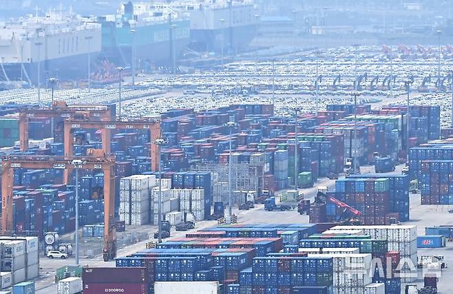 [평택=뉴시스] 김종택 기자 = 7일 경기 평택시 포승읍 평택항에 컨테이너가 쌓여있는 모습. 2025.07.07. jtk@newsis.com