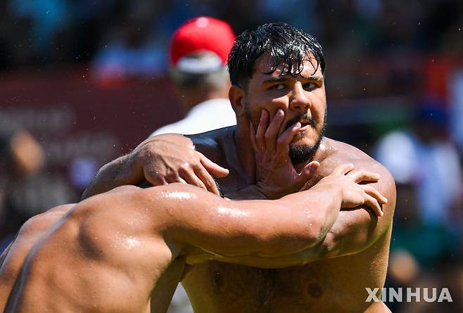 [에디르네=신화/뉴시스] 5일(현지 시간) 튀르키예 에디르네에서 열린 제664회 오일 레슬링 대회에서 참가자들이 경쟁하고 있다.대회에 참가한 참가자들은 상의를 벗고 가죽바지만 착용한 채 온몸에 올리브 오일을 발라야 한다. 상대의 등이 바닥에 닿으면 승리한다. 2025.07.07.