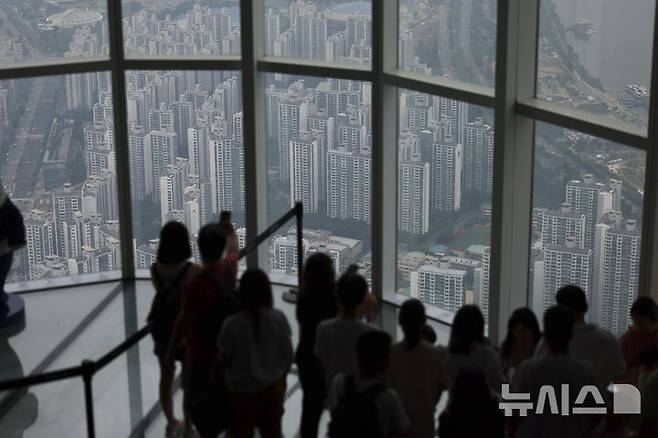 6일 서울 송파구의 롯데월드타워 스카이라운지에서 강남과 송파지역 아파트 모습이 보이고 있다. 뉴시스 자료사진.