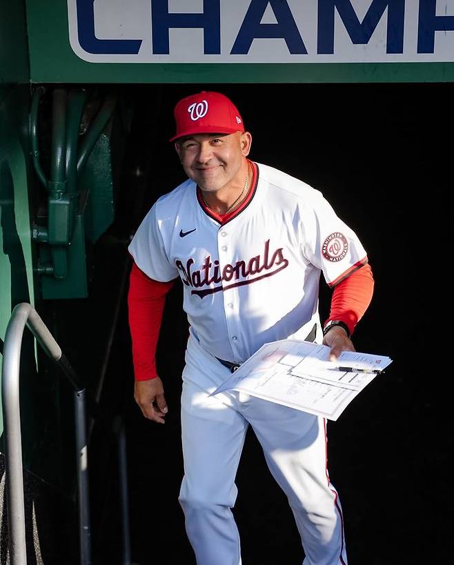 [서울=뉴시스]성적 부진을 이유로 감독과 단장을 동시 경질한 메이저리그(MLB) 워싱턴 내셔널스가 8일(한국 시간) 미겔 카이로 벤치 코치를 감독대행으로 선임했다. (사진=워싱턴 내셔널스 공식 인스타그램) 2025.07.08. photo@newsis.com *재판매 및 DB 금지