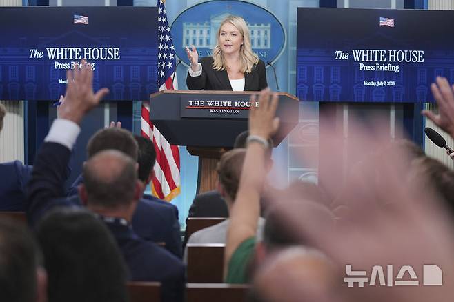 [워싱턴=AP/뉴시스] 캐롤라인 레빗 백악관 대변인이 7일(현지 시간) 백악관에서 브리핑을 하며 질문을 받고 있다. 2025.07.08.