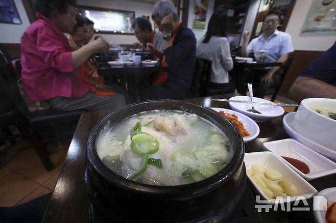 [서울=뉴시스] 김근수 기자 = 지난 6월18일 서울 시내의 한 삼계탕집에서 시민들이 삼계탕을 먹고 있다. (사진은 기사와 관련이 없습니다.) 2025.06.18. ks@newsis.com