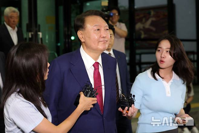 [서울=뉴시스] 홍효식 기자 = 윤석열 전 대통령이 5일 오후 서울 서초구 서울고등검찰청에 마련된 내란특검 사무실에서 2차 대면 조사를 마친 뒤 귀가하고 있다. 2025.07.06. yesphoto@newsis.com