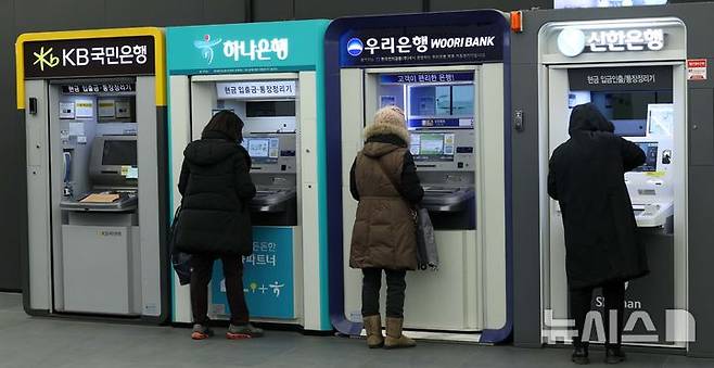 [서울=뉴시스] 고범준 기자 = 국내 4대 금융그룹(KB·신한·하나·우리금융지주)중 하나금융이 지난 4일 실적발표를 마쳤고 나머지 금융그룹이 지난해 4분기 실적 발표를 앞둔 5일 서울의 한 건물에 설치된 국민은행 ATM기 앞으로 시민이 지나가고 있다. 하나금융은 2024년 경영실적 발표를 통해 연간 연결 당기순이익이 전년 대비 9.3%(3천171억원) 증가한 3조7천388억원, 4분기 당기실적은 5천315억원이라고 밝혔다. 2025.02.05. bjko@newsis.com