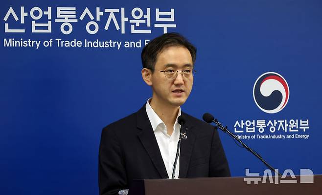 [세종=뉴시스] 강종민 기자 = 유법민 산업통상자원부 투자정책관이 3일 세종시 정부세종청사에서 2025년 상반기 외국인직접투자 동향을 발표하고 있다.  2025년 상반기 외국인직접투자는 신고금액 기준 전년 동기 대비 14.6% 줄어든 131억 달러를 기록했다. 2024.07.03. ppkjm@newsis.com