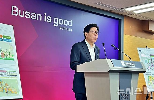 [부산=뉴시스] 원동화 기자 = 박형준 부산시장이 8일 부산시청 기자회견장에서 1단계 노후계획도시정비 기본계획(안)을 발표했다. 2025.07.08. dhwon@newsis.com
