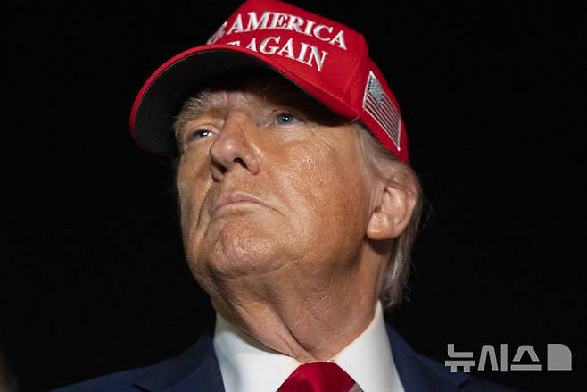 [앤드루스 공군기지=AP/뉴시스] 사진은 도널드 트럼프 미국 대통령이 지난 4일(현지 시간) 미국 메릴랜드 앤드루스 공군기지에 도착해 취재진 질문에 답하고 있는 모습. 2025.07.04.