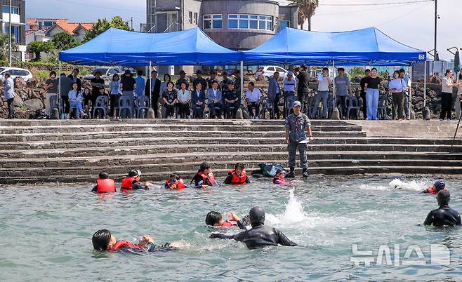 [서귀포=뉴시스] 우장호 기자 = 8일 오전 제주 서귀포시 법환 해녀체험장에서 제주도교육청과 해녀·해군기동함대사령부가 협동해 강정초등학교 학생들에게 '제주형 생존수영' 교육을 하고 있다. 이번 생존수영 교육은 법환 어촌계 해녀, 해군 해난구조대(SSU)가 함께하는 전국 최초의 프로그램으로 서귀포시 관내 초등학교 5~6학년 학생 100여명(3개교)을 대상으로 8월15일까지 운영된다. 2025.07.08. woo1223@newsis.com