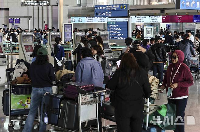 [인천공항=뉴시스] 7일(현지 시간) AP통신에 따르면 중국은 관광 산업 활성화와 경제 회복을 위해 비자 면제 입국 국가를 꾸준히 늘려왔다. 사진은 인천국제공항 제1여객터미널 출국장이 여행객들로 붐비고 있는 모습. 2025.07.08.
