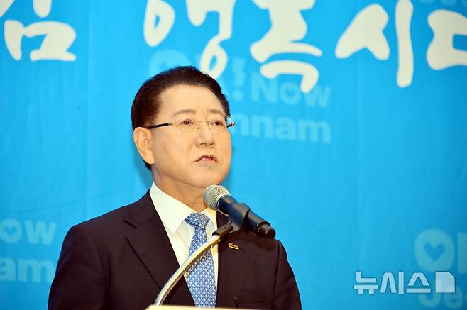 [순천=뉴시스] 김석훈 기자 = 김영록 전남도지사가 8일 순천 에코그라드호텔에서 민선 8기 3주년 동부권 언론사 기자회견을 하고 있다.2025.07.08. kim@newsis.com