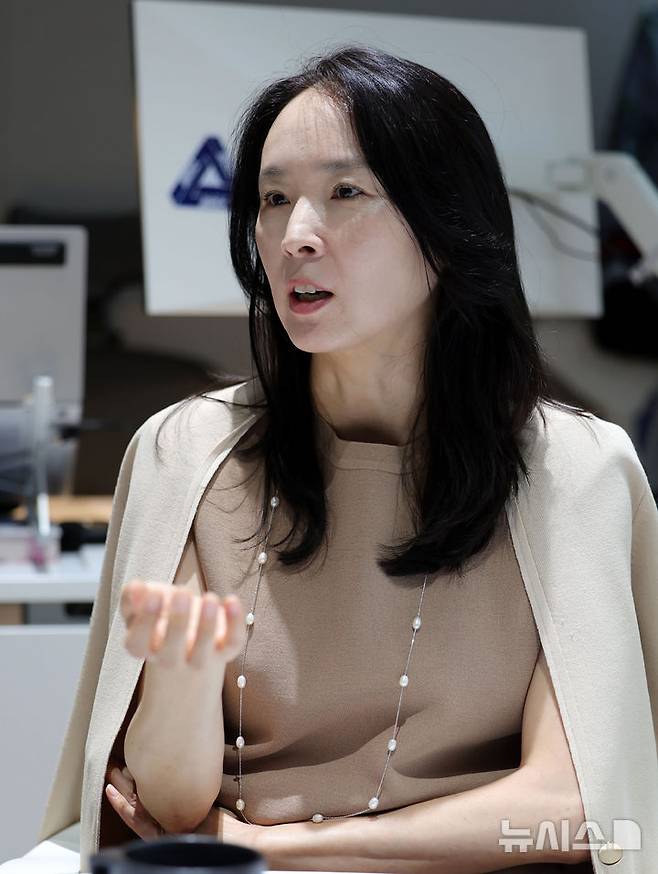 [서울=뉴시스] 홍효식 기자 = 현대차 김주미 브랜드경험1사업부 상무가 지난 4일 서울 강남구 현대차 강남사옥에서 단편 영화 '밤낚시' 관련 뉴시스와 인터뷰하고 있다. 2025.07.07. yesphoto@newsis.com