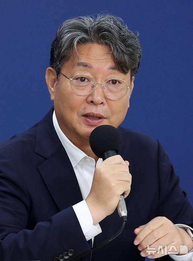 [서울=뉴시스] 홍효식 기자 = 이춘석 국정기획위원회 경제2분과위원장이 22일 오후 서울 종로구 정부서울청사 창성동 별관 브리핑실에서 열린 기자간담회에서 취재진 질문에 답변하고 있다. 2025.06.22. yesphoto@newsis.com