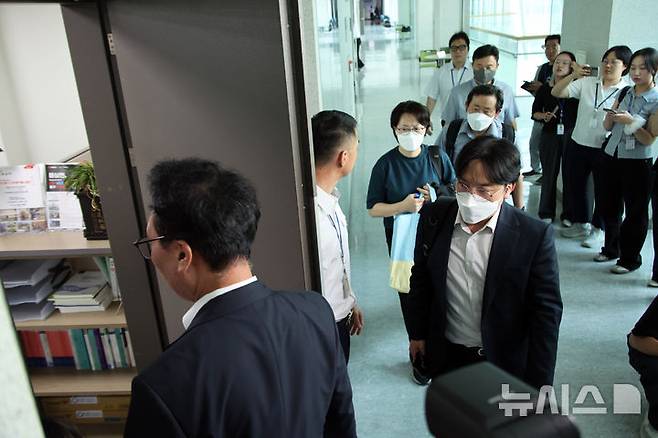 [서울=뉴시스] 김금보 기자 = 김건희 여사의 '공천개입 의혹' 수사하는 특별검사팀이 8일 서울 여의도 국회 의원회관에서 압수수색을 위해 윤상현 국민의힘 의원실로 들어가고 있다. 2025.07.08. kgb@newsis.com