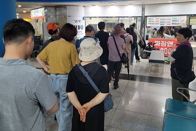 [대구=뉴시스] 이상제 기자 = 대구 중구 메트로센터 지하상가 '산시로' 중식당 앞에 시민들이 줄지어 있다. 2025.07.08. king@newsis.com  *재판매 및 DB 금지