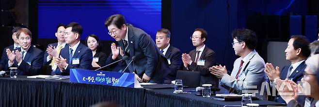 [서울=뉴시스] 최동준 기자 = 이재명 대통령이 8일 서울 용산구 그랜드 하얏트 서울에서 열린 제1회 방위산업의 날 토론회에서 인사하고 있다. (대통령실통신사진기자단) 2025.07.08. photocdj@newsis.com