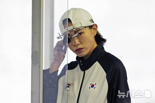[샤토루=AP/뉴시스]국가 대표 사격 선수 김예지가 지난 8월2일(현지시각) 프랑스 샤토르 올림픽 사격 경기장에서 대기하는 모습. 미 뉴욕타임스(NYT)가 5일 김예지 선수를 올해의 스타일리시한 인물 63인에 선정했다. 2024.12.6.