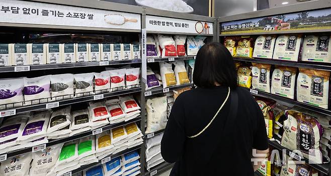 [서울=뉴시스] 권창회 기자 = 8일 서울시내 한 대형마트에 쌀이 진열되어 있다. 한국농수산식품유통공사(aT) 농산물유통정보(KAMIS)에 따르면 지난 4일 기준 전국 평균 쌀 소매가격은 20㎏ 기준 5만 9,159원으로 작년보다 10.4% 올랐다. 2025.07.08. kch0523@newsis.com