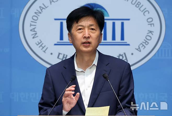 [서울=뉴시스] 조성우 기자 = 오기형 더불어민주당 대한민국 주식시장 활성화 태스크포스(국장부활TF) 소속 의원이 5일 오전 서울 여의도 국회 소통관에서 상법 개정안 재발의 기자회견을 하고 있다. 2025.06.05. xconfind@newsis.com