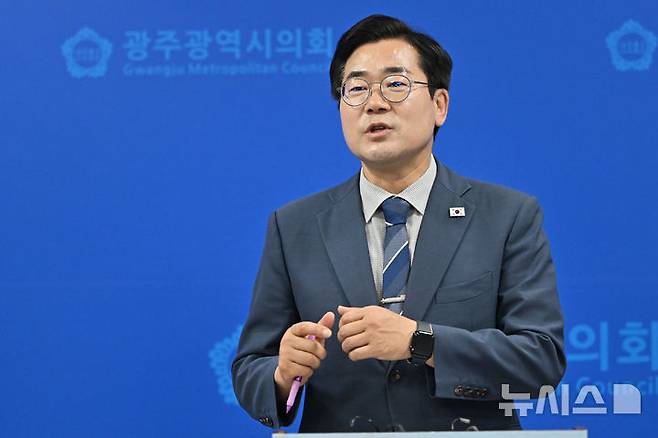 [광주=뉴시스] 이영주 기자 = 박찬대 더불어민주당대표 후보가 7일 오전 광주 서구 광주시의회에서 열린 기자회견에 참석해 질의응답을 받고 있다. 2025.07.07. leeyj2578@newsis.com