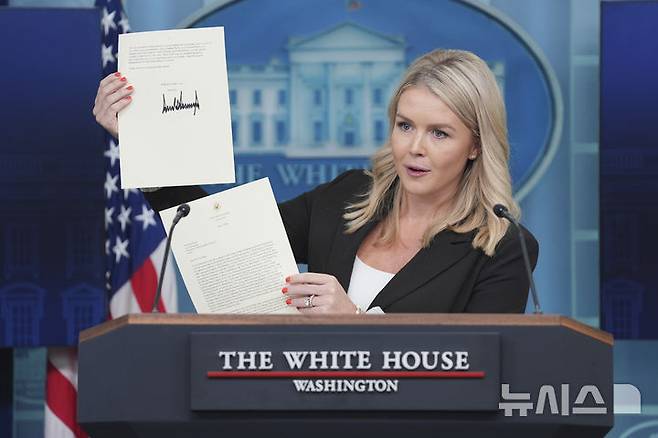 [워싱턴=AP/뉴시스] 캐롤라인 레빗 백악관 대변인이 7일(현지 시간) 백악관에서 브리핑하면서 도널드 트럼프 미국 대통령이 이재명 대통령에게 보내는 서한을 들어 보이고 있다. 2025.07.08.