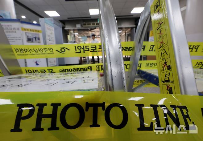 [서울=뉴시스] 배훈식 기자 = 윤석열 전 대통령의 구속 여부를 결정할 구속 전 피의자 심문(영장실질심사)을 하루 앞둔 8일 오후 서울 서초구 서울중앙지방법원에 언론사 포토라인이 설치돼 있다. 조은석 내란특검팀은 지난 6일 윤 전 대통령에 대해 체포영장 집행 저지 등 5가지 협의로 구속영장을 청구했다. 2025.07.08. dahora83@newsis.com