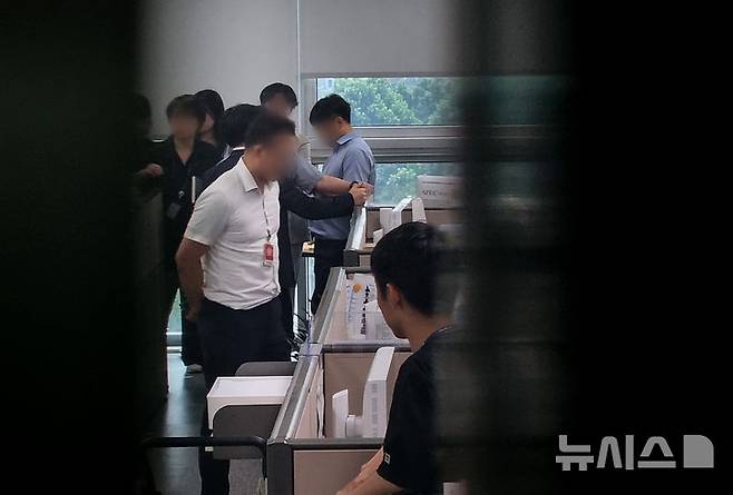 [서울=뉴시스] 김금보 기자 = 김건희 여사의 '공천개입 의혹' 수사하는 특별검사팀이 8일 서울 여의도 국회 의원회관에서 윤상현 국민의힘 의원실을 압수수색 하고 있다. 2025.07.08. kgb@newsis.com