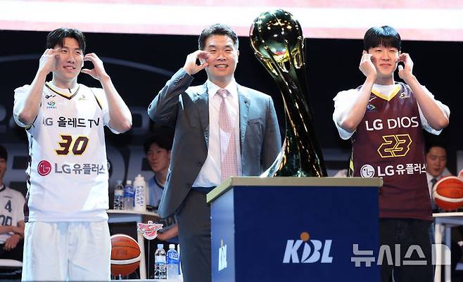 [서울=뉴시스] 김진아 기자 = 창원 LG 조상현 감독, 전성현, 두경민이 지난해 10월15일 서울 용산구 블루스퀘어에서 열린 2024-2025시즌 프로농구 개막 미디어데이&팬페스트에서 포즈를 취하고 있다.  2024.10.15. bluesoda@newsis.com
