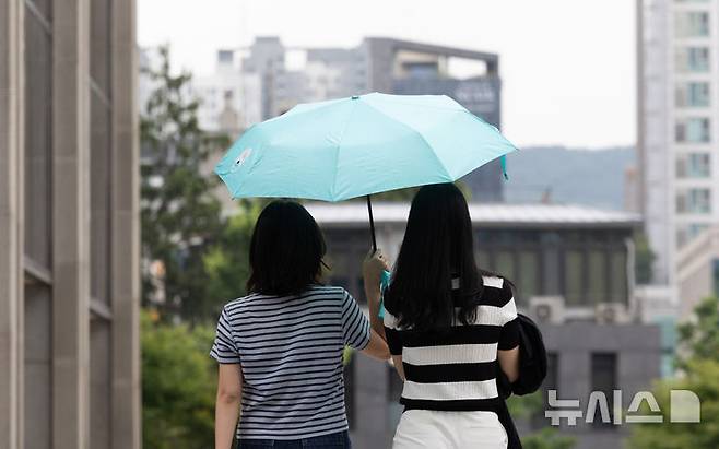 [서울=뉴시스] 황준선 기자 = 비가 내린 4일 오후 서울 서초구 서울중앙지방검찰청에서 우산을 쓴 시민들이 발걸음을 옮기고 있다. 2025.07.04. hwang@newsis.com