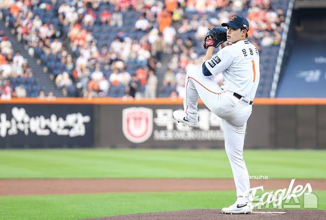 [서울=뉴시스] 프로야구 한화 이글스 문동주가 8일 대전 한화생명볼파크에서 열린 2025 신한 쏠뱅크 KBO리그 KIA 타이거즈와의 경기에 선발 등판해 공을 던지고 있다. (사진=한화 이글스 제공) 2025.07.08.