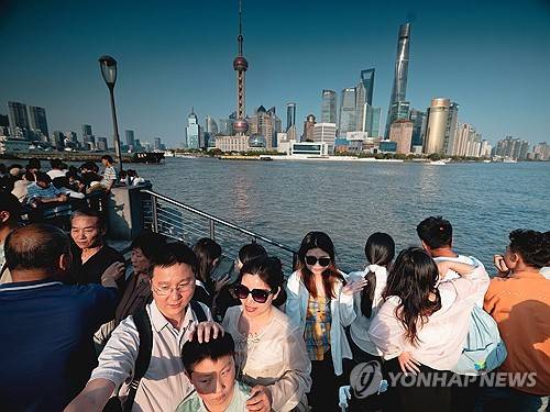 중국 상하이의 관광객들 [EPA=연합뉴스 자료사진]