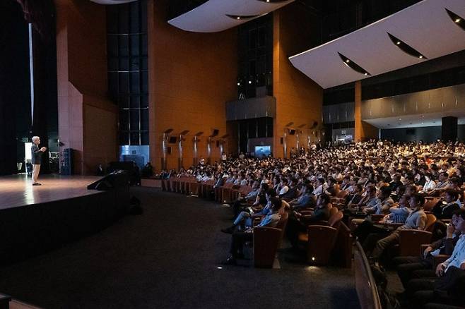 지난해 서울 코엑스에서 열린 '삼성 파운드리 포럼 2024(Samsung Foundry Forum 2024)'에서 최시영 당시 삼성전자 파운드리 사업부장 사장이 기조연설을 하는 모습. 삼성전자 제공