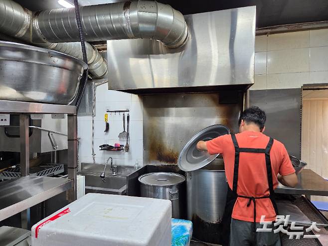 7일 경기 수원에서 배달 전문매장을 운영중인 A씨가 영업준비를 하고 있다. 정성욱 기자