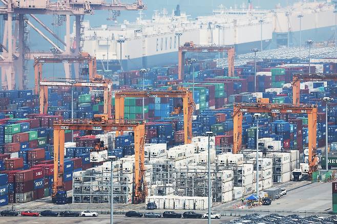 경기도 평택항에 컨테이너가 쌓여 있는 모습. 연합뉴스