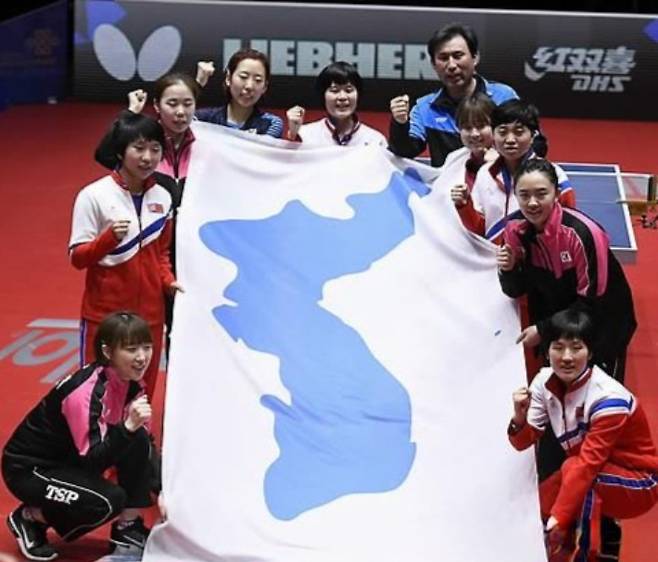 지난 2018년 5월 4일(현지 시간) 스웨덴 할름스타드 아레나에서 세계탁구선수권대회 여자단체전 준결승이 끝난 뒤 남북 단일팀 선수들이 한반도기를 들고 포즈를 취하고 있다. 연합뉴스