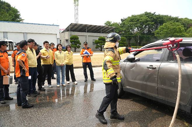 광주광역시 소방안전본부는 8일 광주소방학교에서 전기차화재 대응능력 강화를 위해 전용장비를 활용한 훈련을 실시했다. 광주시 제공