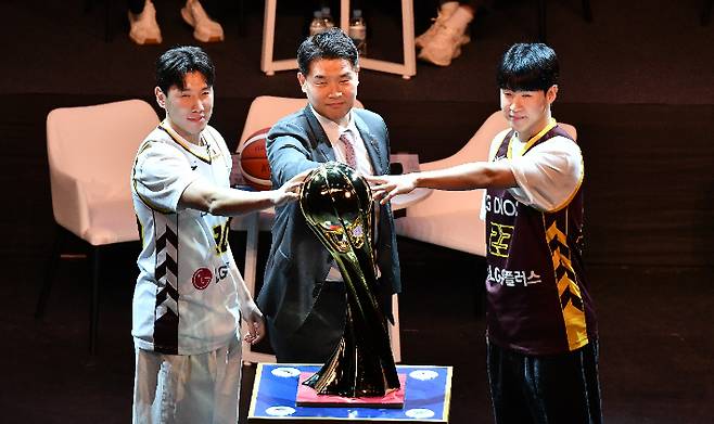 2024-2025시즌 프로농구 미디어데이에 참석한 LG 두경민 조상현 감독 전성현. KBL