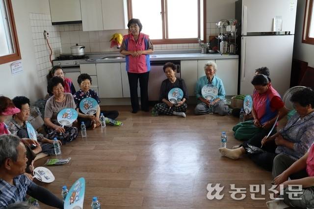 4일 한국생활개선진주시연합회 회원들이 경남 진주시 수곡면 요산마을 경로당을 방문해 온열질환 예방수칙을 안내하고 있다.
