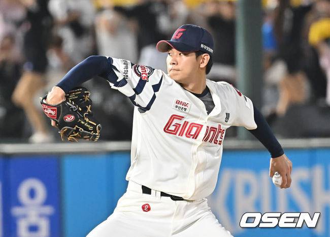 [OSEN=부산, 이석우 기자] 1일 부산 사직야구장에서 2025 신한 SOL 뱅크 KBO 리그 롯데 자이언츠와 LG 트윈스의 경기가 열렸다. 홈팀 롯데는 데이비슨이, 방문팀 LG는 에르난데스가 선발 출전했다.롯데 자이언츠 홍민기가 역투하고 있다. 2025.07.01 / foto0307@osen.co.kr
