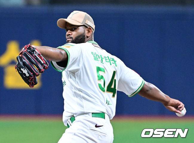 [OSEN=고척, 최규한 기자] 4일 서울 고척스카이돔에서 ‘2025 신한 SOL Bank KBO리그’ 키움 히어로즈와 한화 이글스의 경기가 열렸다. 홈팀 키움은 라울 알칸타라, 방문팀 한화는 코디 폰세를 선발로 내세웠다.1회초 키움 선발 알칸타라가 힘차게 공을 뿌리고 있다. 2025.07.04 / dreamer@osen.co.kr