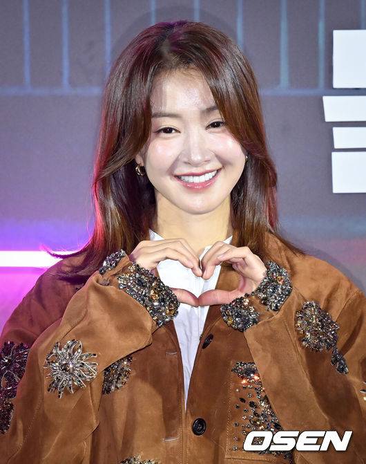 [OSEN=조은정 기자]’넷플릭스(Netflix) 예능&nbsp;‘좀비버스: 뉴 블러드’ 제작발표회가 14일 서울 용산구 CGV용산아이파크몰에서 열렸다.이날 제작발표회에는 박진경 PD, 문상돈 PD, 노홍철, 이시영, 조세호, 태연, 육성재, 딘딘, 코드 쿤스트, 권은비, 파트리샤, 김선태, 안드레 러시가 참석했다.이시영이 포즈를 취하고 있다. 2024.11.14 /cej@osen.co.kr