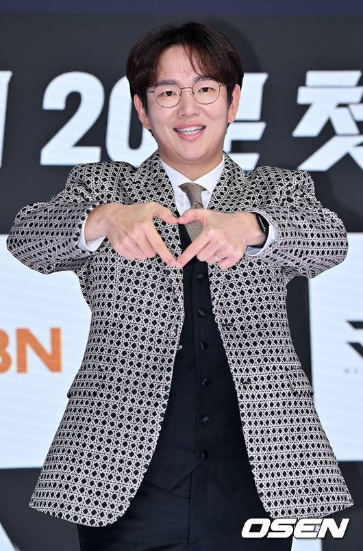 [OSEN=하남, 민경훈 기자] 25일 오전 경기 경기 하남 VA스튜디오에서 MBN '아바타 싱어' 제작발표회가 열렸다.이 자리에는 장성규(MC), 황치열(MC), 박미선, 백지영, 최원영, 김호영 , 황제성, 립제이, 딘딘이 참석했다.MC 장성규가 무대 위에서 포토타임을 갖고 있다. 2022.08.25 /rumi@osen.co.kr