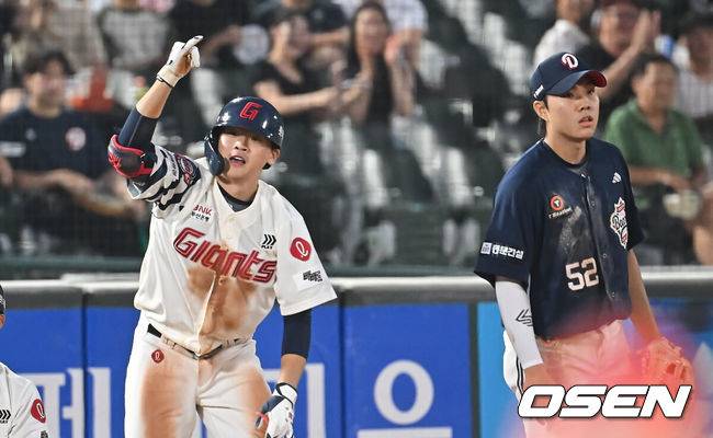 [OSEN=부산, 이석우 기자] 8일 부산 사직야구장에서 2025 신한 SOL 뱅크 KBO 리그 롯데 자이언츠와 두산 베어스의 경기가 열렸다. 홈팀 롯데는 홍민기가, 방문팀 두산은 최민석이 선발 출전했다.롯데 자이언츠 박찬형이 5회말 1사 2루 좌중간 역전 1타점 3루타를 치고 세리머니를 하고 있다. 2025.07.08 / foto0307@osen.co.kr