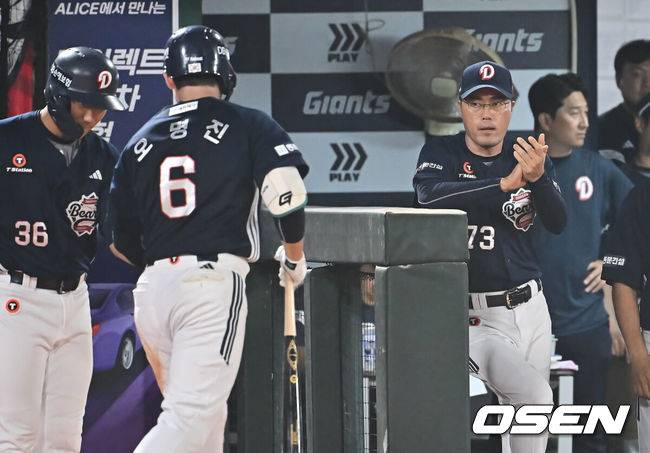 [OSEN=부산, 이석우 기자] 8일 부산 사직야구장에서 2025 신한 SOL 뱅크 KBO 리그 롯데 자이언츠와 두산 베어스의 경기가 열렸다. 홈팀 롯데는 홍민기가, 방문팀 두산은 최민석이 선발 출전했다.두산 베어스 조성환 감독 대행이 7회초 1사 좌월 솔로 홈런을 친 오명진을 반기고 있다. 2025.07.08 / foto0307@osen.co.kr