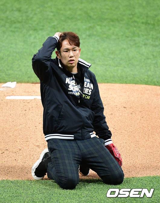 [OSEN=고척, 지형준 기자] 26일 오후 서울 고척스카이돔에서 ‘2019 신한은행 MY CAR KBO리그 포스트시즌’ 키움 히어로즈와 두산 베어스의 한국시리즈 4차전이 열렸다.경기에 앞서 방송인 장성규가 시구를 하며 아쉬워하고 있다. /jpnews@osen.co.kr